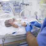 أطباء وحدة رعاية الخدج ينجحون في إنقاذ حياة توأم يعاني من عسر التنفس…