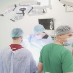 شاهد بالصور.. كيف يساهم أبرز خبراء الجراحة بتحسين حياة المرضى بدءًا من صالة العمليات