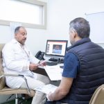 الدكتور حيدر عبد كاطع اختصاصي طب وجراحة المسالك البولية أثناء إستقباله المراجعين