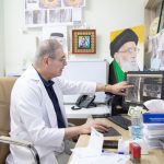 اختصاصي جراحة العمود الفقري الدكتور إسحاق لطوف (لبنان) أثناء إستقباله المراجعين