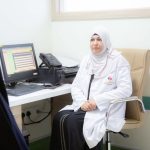 الدكتورة أفراح عبد العباس (اختصاص طب الأطفال) أثناء إستقبالها المراجعين في العيادة الاستشارية