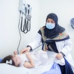 أخصائية طب أمراض الأطفال الدكتورة أشواق العمار أثناء إستقبالها المراجعين