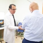 أستاذ طب الألم في إيران البروفيسور نادري يستقبل المراجعين في مستشفى الإمام الحُجّة (عج) الخيري