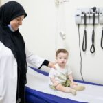أخصائية طب الأطفال د. أشواق العمار أثناء إستقبالها المراجعين في مستشفى الإمام الحجة (عج) الخيري
