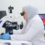 تقرير مصور: الدكتورة فاتن حاسم أثناء عملها في وحدة الفحص النسيجي 