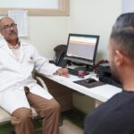 أخصائي طب وجراحة المسالك البولية د. حيدر عبد كاطع أثناء إستقباله المراجعين