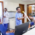 مستشفى الإمام الحجة (عج) الخيري يُشارك كوادره التمريضية فرحة يومهم العالمي بورودٍ وحلوى