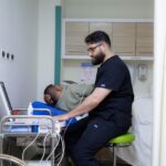 أخصائي طب القلب التداخلي والعلاج القسطاري الدكتور حسين الكردي (لبنان) أثناء إستقباله المراجعين