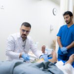 لمن يعاني من التهابات المفاصل: د. الطائي يوفّر سحب سوائل الركبة وتحليلها مخبريًا