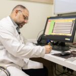 تقرير مصور: أخصائي طب الألم الدكتور رضا محمد الكعبي في العيادة الاستشارية