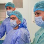 عملية دقيقة تُعيد لطالب طب من البصرة صحته ومسيرته العلمية… بدون جرحٍ يُذكر