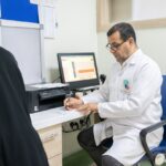 أخصائي العظام والكسور الدكتور عبد الكريم قاسم أثناء إستقباله المراجعين