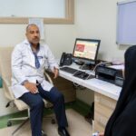 أخصائي طب وجراحة المسالك البولية د. حيدر عبد كاطع أثناء إستقباله المراجعين