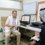 أخصائي الجراحة العامة وجراحة الجهاز الهضمي الدكتور إحسان الشوك اثناء استقباله المراجعين