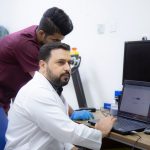 أخصائي الأمراض الصدرية والتنفسية والحساسية د. حسام عباس الظالمي أثناء إستقبال المراجعين