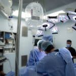 قرار شجاع وتدخل دقيق: مستشفى الإمام الحجة (عج) الخيري يخلّص مريضًا من مصير البتر