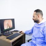 التقنيات الطبية الحديثة تحسم الألم: إنقاذ شاب من ابتلاع سن اصطناعي في عملية نوعية