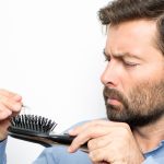 تساقط الشعر: الأسباب والعلاج – هل يمكن استعادة شعرك؟