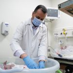 الطب مع لمسة أبويّة: مشاهد من عمل أخصائي الأطفال الدكتور حيدر عادل في مستشفى الإمام الحجة (عج) الخيري