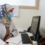 اخصائية طب وجراحة المسالك البولية د. زهراء ظاهر حبيب أثناء إستقبال المراجعين