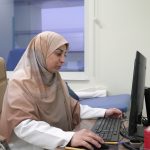 الدكتورة سروه محمد أثناء إستقبال المراجعين في العيادة الاستشارية لطب العيون