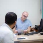 تقرير مصور: اخصائي طب القلب التداخلي والعلاج القسطاري د. حسين الشعبي أثناء استقباله المراجعين