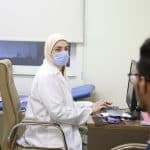 أخصائية طب وجراحة العيون الدكتورة آيات معتز في مستشفى الإمام الحجة (عج) الخيري