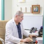 الدكتور إسحاق لطوف.. من نخبة جراحي العمود الفقري يعود إلى مستشفى الإمام الحجة (عج) الخيري في كربلاء