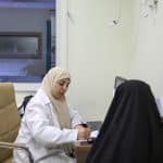 الدكتورة سروه محمد أثناء إستقبال المراجعين في العيادة الاستشارية لطب العيون