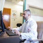 أخصائي طب وجراحة العيون الدكتور حذيفة سامي يستقبل المراجعين في مستشفانا