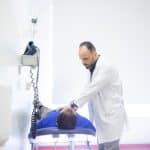 الدكتور أكرم عبد الحسن العبادي أثناء إستقباله المراجعين في مستشفى الإمام الحجة (عج) الخيري