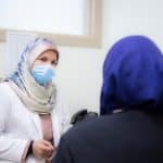 اخصائية طب وجراحة المسالك البولية د. زهراء ظاهر حبيب أثناء إستقبال المراجعين