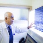 أخصائي طب الجملة العصبية الدكتور عبد الرزاق عصفور أثناء إستقباله المراجعين