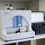 مختبر مستشفى الإمام الحجة (عج) الخيري يتميز باعتماد نظام FUS3000 لتحليل الإدرار