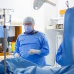 ثلاث شرايين مسدودة.. وثلاث ساعات تفصل مريضة ستينية عن الحياة