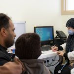 أخصائية طب الأطفال د. أشواق العمار أثناء إستقبالها المراجعين في مستشفى الإمام الحجة (عج) الخيري