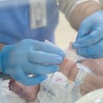 منذ اللحظة الأولى للحياة: قسم الخدج يقدم عناية خاصة لحديثي الولادة بأعلى معايير الرحمة والكفاءة