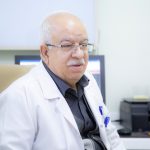 أخصائي طب الجملة العصبية الدكتور عبد الرزاق عصفور أثناء إستقباله المراجعين