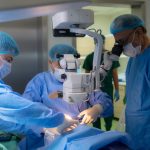 بدعم مستشفى الإمام الحجة (عج) الخيري: الفريق الباكستاني لجراحة العيون ينقذ بصر طالب علم بعملية مجانية