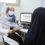 اخصائية طب وجراحة المسالك البولية د. زهراء ظاهر حبيب أثناء إستقبال المراجعين