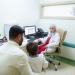 أخصائية طب الأطفال الدكتورة حوراء سامي الصليخي أثناء إستقبال المراجعين