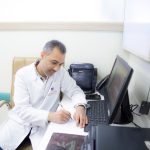 تقرير مصور: اخصائي الجملة العصبية الدكتور خطاب الخفاجي اثناء استقباله المراجعين