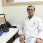 أخصائي العظام والكسور الدكتور عبد الكريم قاسم أثناء إستقباله المراجعين في مستشفى الإمام الحجة (عج) الخيري