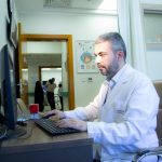 أخصائي طب وجراحة العيون الدكتور حذيفة سامي يستقبل المراجعين في مستشفانا