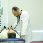 الدكتور أكرم عبد الحسن العبادي أثناء إستقباله المراجعين في مستشفى الإمام الحجة (عج) الخيري  