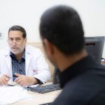 استشاري طب الأمراض الباطنية والقلبية الدكتور هادي هلال أثناء استقباله المراجعين