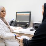 أخصائية النسائية والتوليد د. زينب البهادلي أثناء استقبالها المراجعين