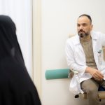 الدكتورأكرم عبد الحسن العبادي أثناء إستقباله المراجعين في مستشفى الإمام الحجة (عج) الخيري  