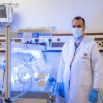 رعاية متخصصة بلمسة حانية: أخصائي طب الأطفال الدكتور حيدر عادل في قسم الخدج