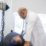 أخصائي الطب الباطني الدكتور هاشم علي زيني أثناء استقبال المراجعين